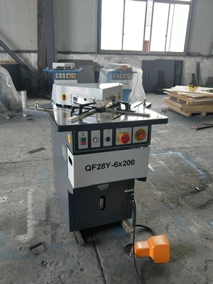 6mm Metal Sheet Hydraulic Corner Notching Machinery Cutting Adjustable